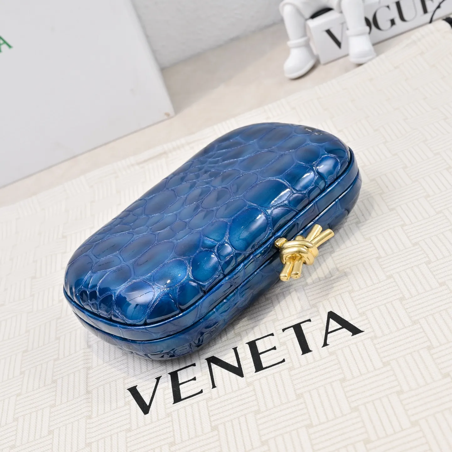 Batch 1560 #BV Knot pearlescent crocodile pattern evening bag series 🐊 Each bag reveals exquisiteness and elegance. It is made of crocodile leather with knot buckle. The leather feels super good and is unforgettable. 🐊 Crocodile pattern is a classic among classics. It looks high-end whenever you take it out ⭐️ The design is small and exquisite, low-key without logo, elegant and generous. Holding it in your hand or hanging it on your wrist will make you look more elegant and charming [Fireworks] Model: 717622 Size: 20x12x5.5